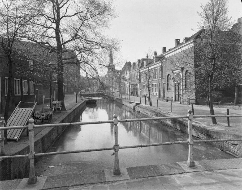 Synagogue Leiden - Levendaal St. in 1957 before channel was dried