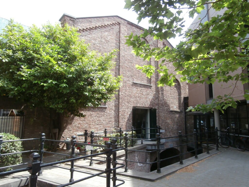 Kleine Vughterstroom exit of Hellegat under synagogue view to the east. by Grieg2 - https://commons.wikimedia.org/wiki/File:Kleine_Vughterstroom_exit_of_Hellegat_from_the_west.jpg Kleine Vughterstroom exit of Hellegat under synagogue view to the east. by Grieg2 - https://commons.wikimedia.org/wiki/File:Kleine_Vughterstroom_exit_of_Hellegat_from_the_west.jpg